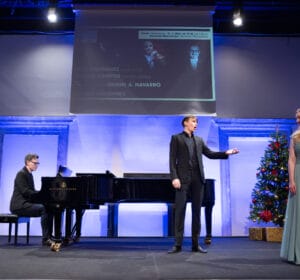 16/43 Two students singing on stage and r&eacute;p&eacute;titeur