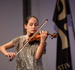 4/40 Violin student